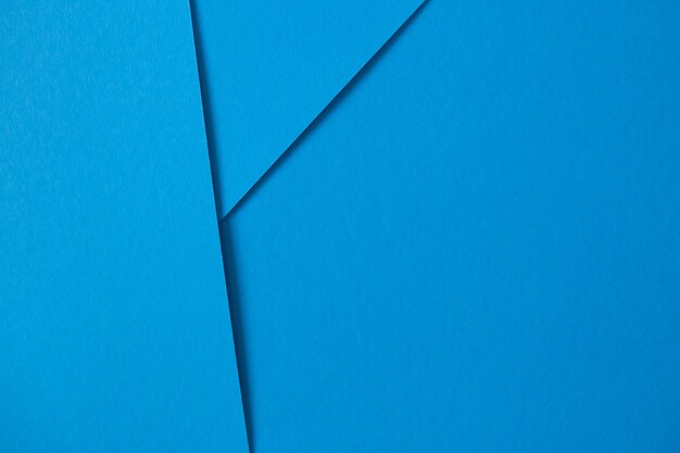 Composizione geometrica con cartone blu con copyspace