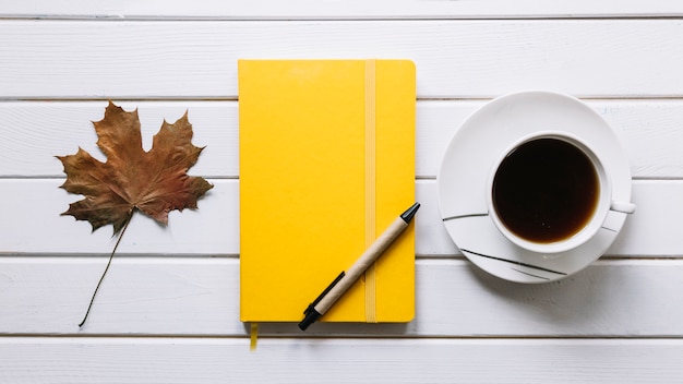 Composizione in autunno con area di lavoro minima su fondo di legno bianco