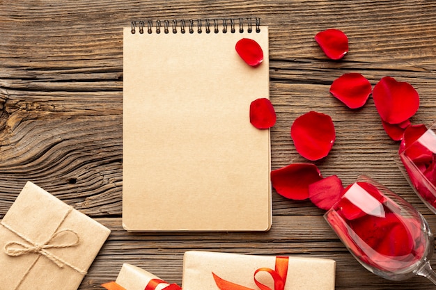Composizione in San Valentino con blocco note e petali vuoti