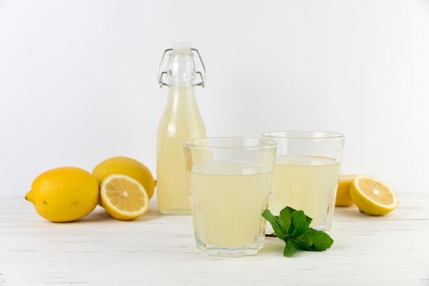 Composizione limonata fatta in casa vista frontale