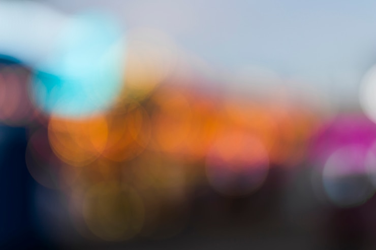 Foto gratuito composizione moderna con parco divertimenti sfocato