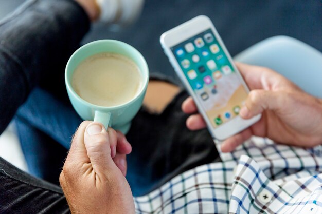 Composizione moderna con tazza di caffè e smartphone
