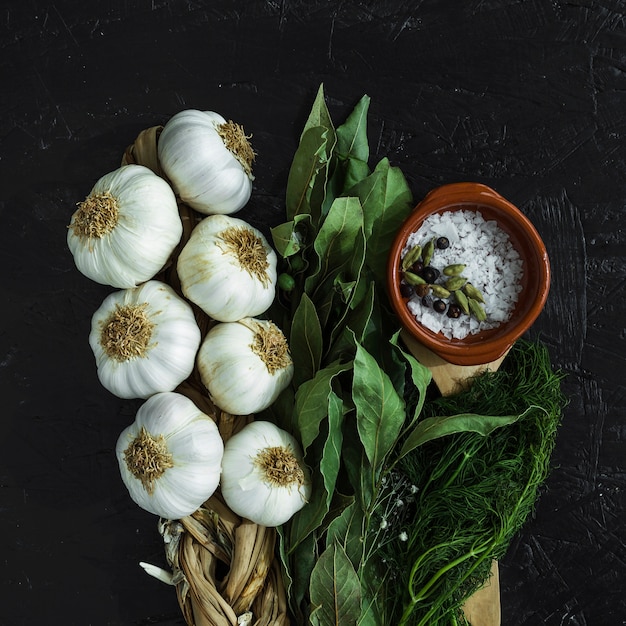 Composizione moderna cucina con ingredienti sani