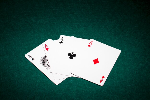 Composizione moderna di carte da poker
