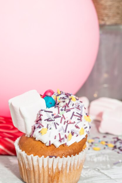 Composizione moderna di compleanno con delizioso cupcake
