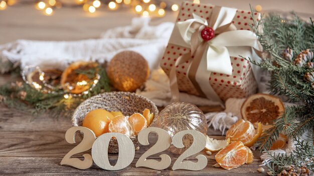 Composizione natalizia con numeri decorativi mandarini e dettagli decorativi