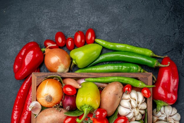 Composizione nella verdura fresca di vista superiore sul colore maturo dell'insalata grigia della tavola