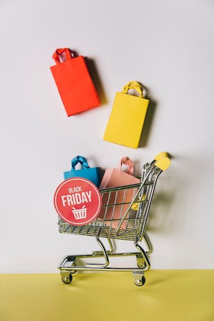 Composizione nera di friday di borse nel carrello della spesa