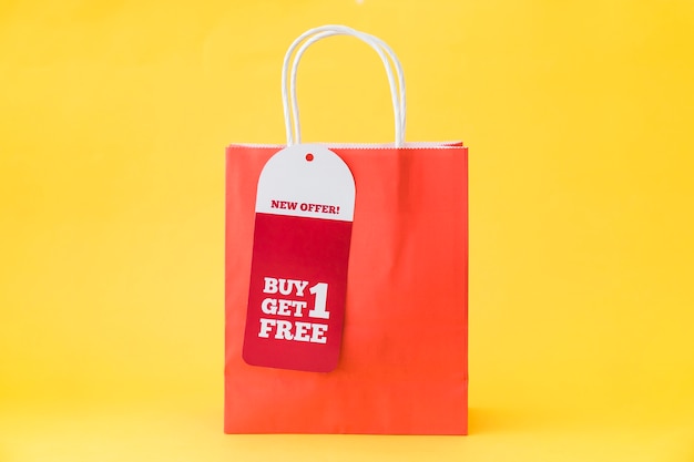 Composizione nera friday con borsa da shopping rossa