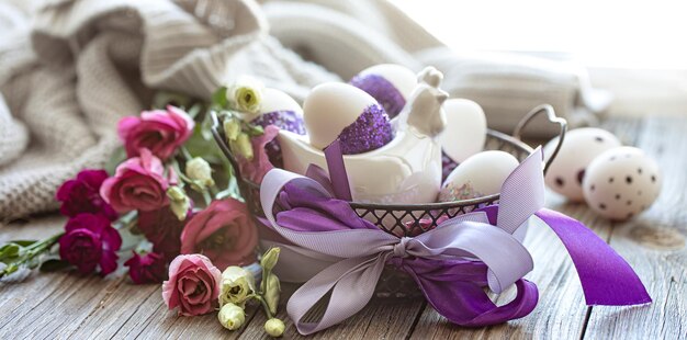 Composizione pasquale con uova decorate con scintillii viola