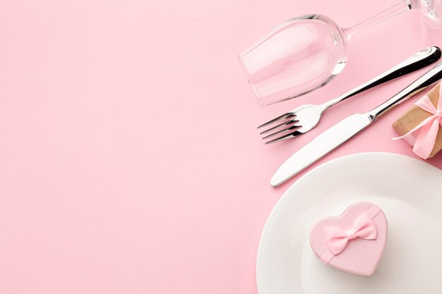 Composizione per la cena di San Valentino su sfondo rosa con spazio di copia