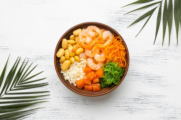 Composizione piatta di poke bowl hawaiana