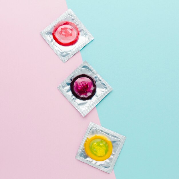 Composizione piatta laica del concetto di contraccezione su sfondo bicolore