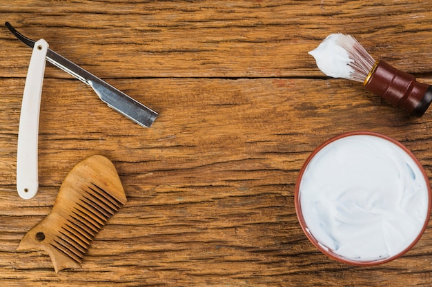 Composizione piatta laica di oggetti da barba