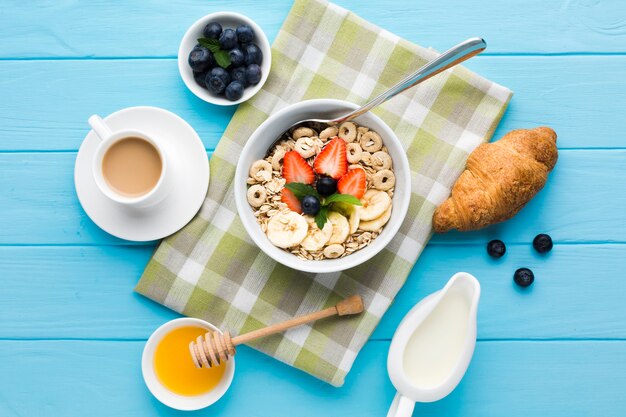 Composizione piatta laica di un gustoso tavolo per la colazione