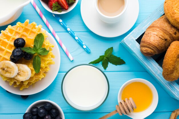 Composizione piatta laica di un gustoso tavolo per la colazione