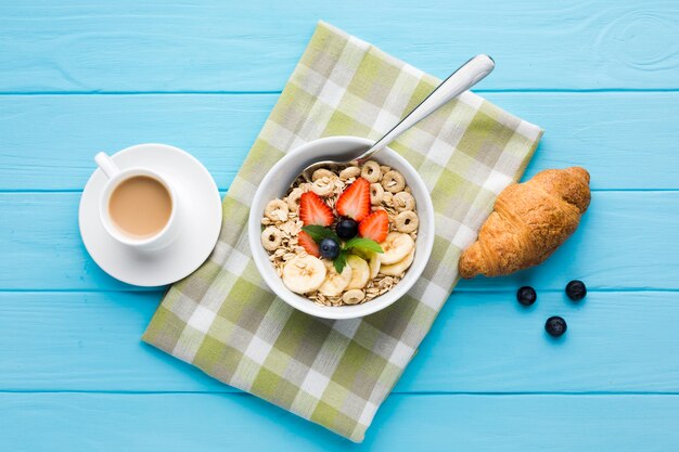 Composizione piatta laica di un gustoso tavolo per la colazione