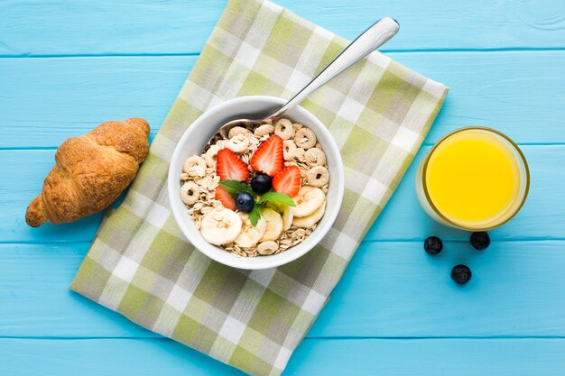 Composizione piatta laica di un gustoso tavolo per la colazione