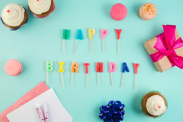 Composizione piatta laici di elementi di compleanno