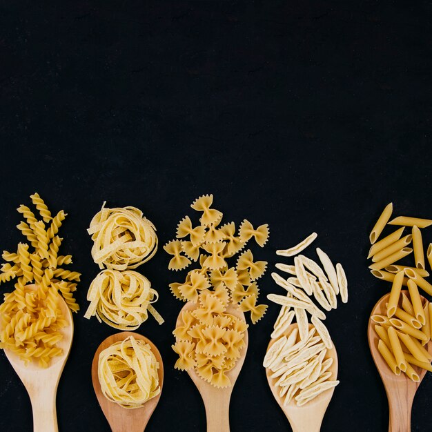Composizione piatta laici di pasta con copyspace
