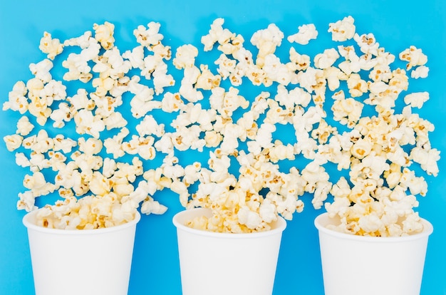 Composizione piatta popcorn laici per il concetto di cinema