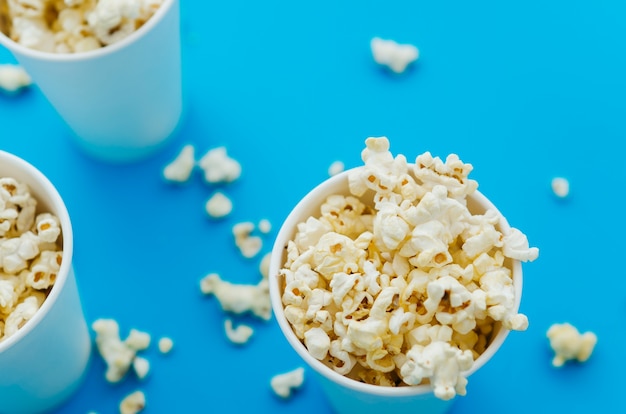 Composizione piatta popcorn laici per il concetto di cinema