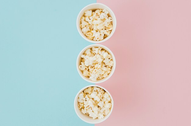 Composizione piatta popcorn laici per il concetto di cinema