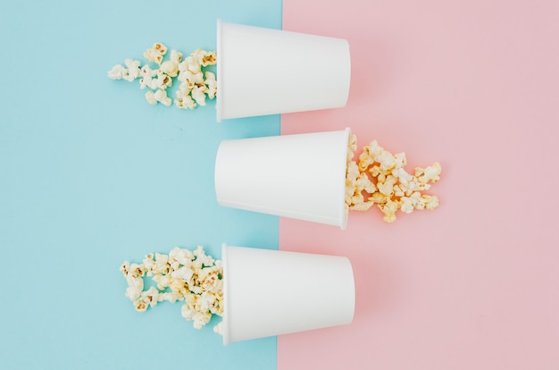 Composizione piatta popcorn laici per il concetto di cinema