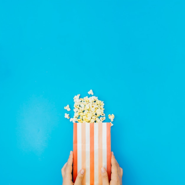 Composizione piatta popcorn laici per il concetto di cinema