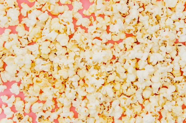 Composizione piatta popcorn laici per il concetto di cinema