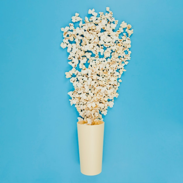 Composizione piatta popcorn laici per il concetto di cinema