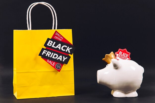 Composizione sconto Black Friday con borsa e salvadanaio