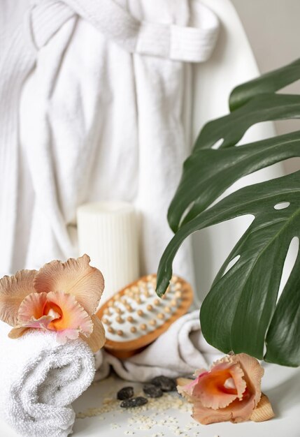 Composizione spa con accessori da bagno e fiori di orchidea thai