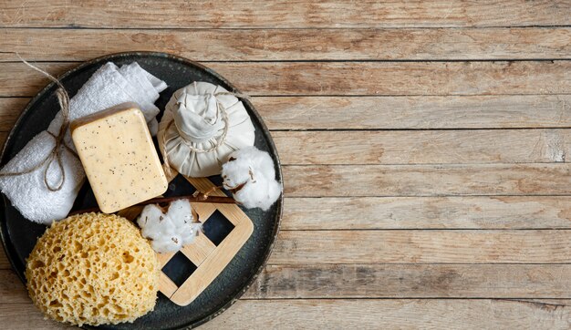 Composizione Spa con accessori da bagno naturali e biologici sullo spazio della copia superficie in legno.