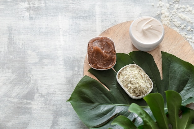 Composizione spa con articoli benessere per la cura del corpo.