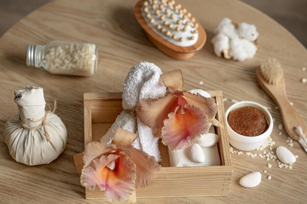 Composizione spa con fiori di orchidea thai e accessori da bagno