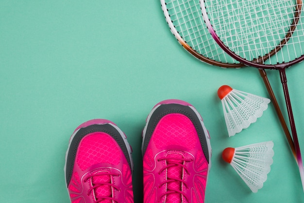 Composizione sportiva moderna con elementi di badminton