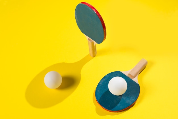 Composizione sportiva moderna con elementi di ping pong