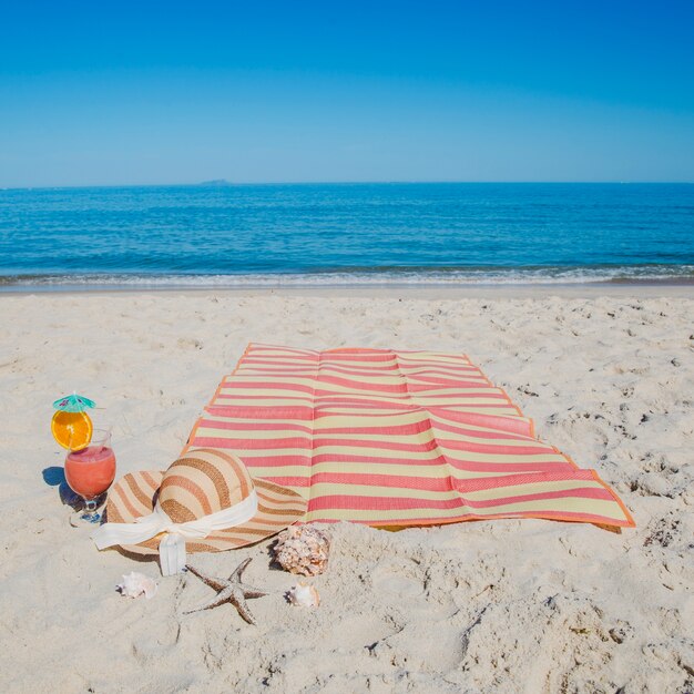 Composizione sulla spiaggia sabbiosa