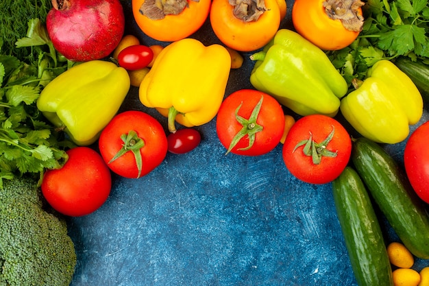 Composizione vegetale vista dall'alto con frutta fresca sul tavolo blu