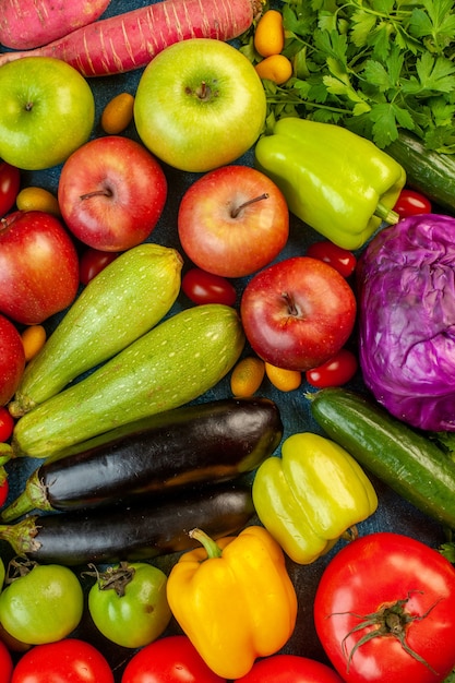 Composizione vegetale vista dall'alto con frutta fresca sul tavolo blu