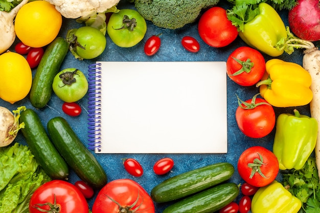 Composizione vegetale vista dall'alto con frutta fresca sul tavolo blu