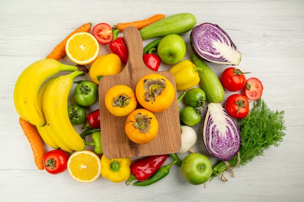 Composizione vegetale vista dall'alto con frutta su sfondo bianco