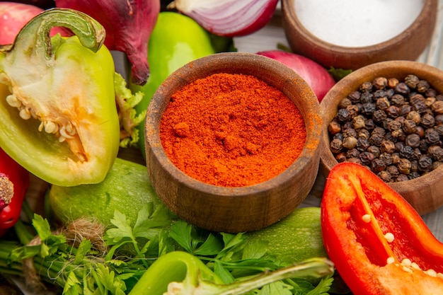 Composizione vegetale vista frontale con verdure e condimenti su sfondo bianco foto a colori pasto maturo vita sana insalata