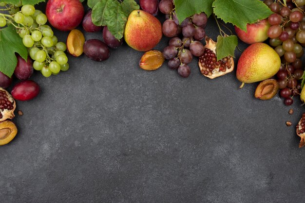 Composizione vista dall'alto di deliziosi frutti autunnali con copia spazio