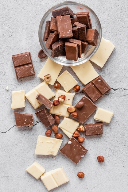 Composizione vista dall'alto di deliziosi prodotti al cioccolato