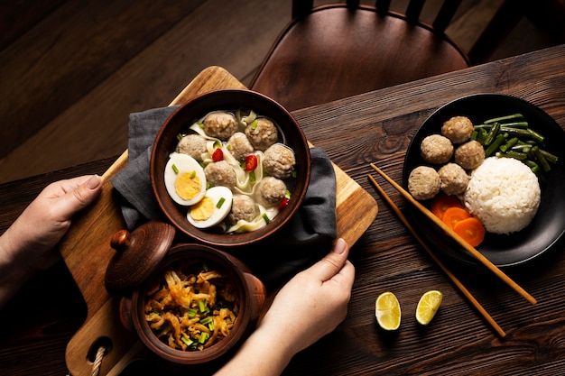 Composizione vista dall'alto di delizioso bakso indonesiano