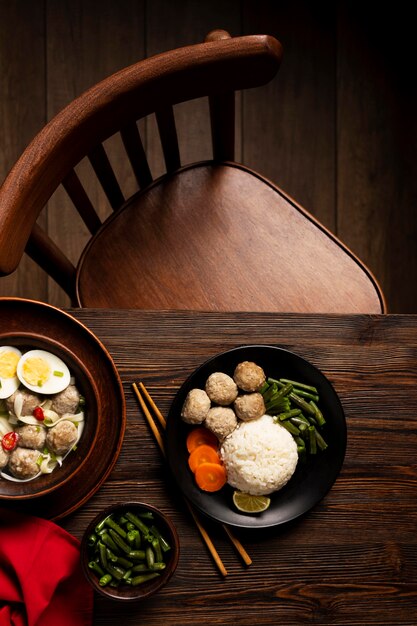 Composizione vista dall'alto di delizioso bakso indonesiano