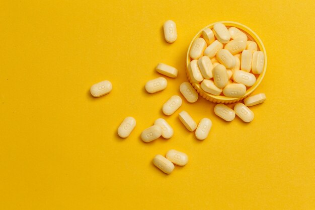 Compresse di vitamina B su sfondo giallo