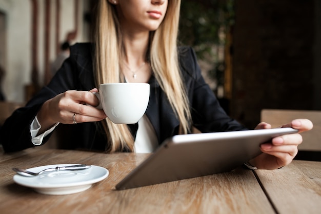 Computer di donna felice di stile di vita del caffè